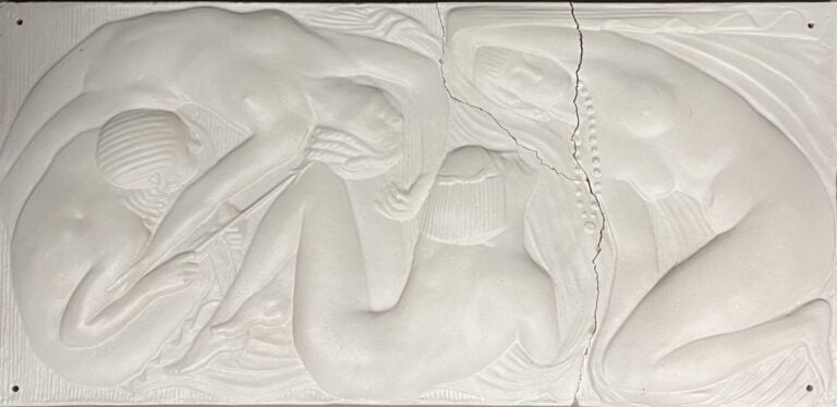 Anna BASS (1876-1961), attribué à - Jeunes femmes nues - Bas relief en platre é…