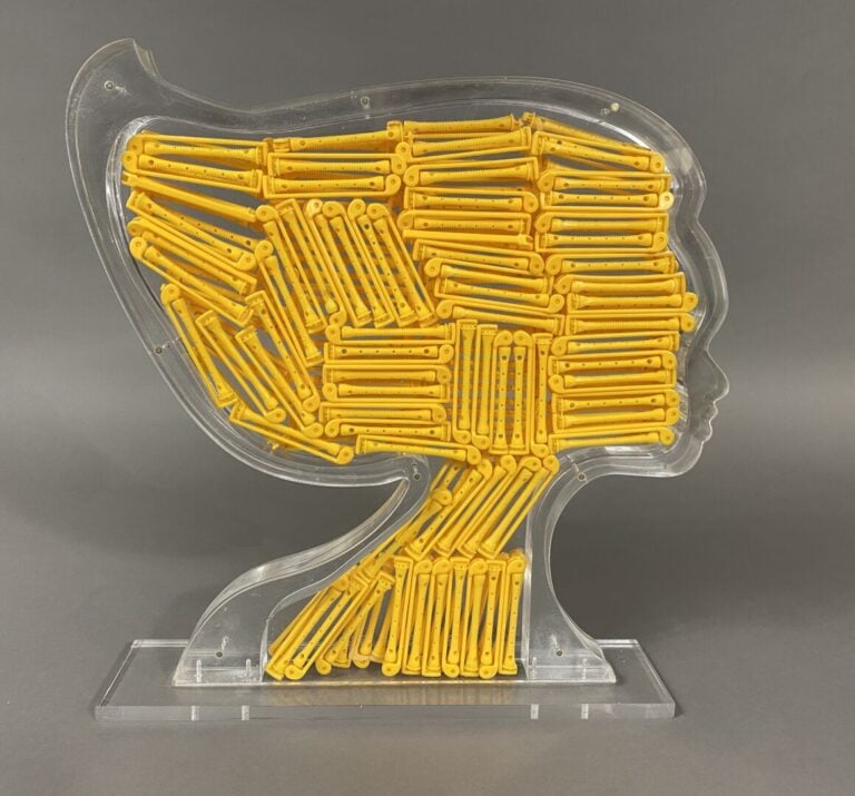 ARMAN (1928-2005) - Les vagues d'ambre, 1988 - Accumulation de bigoudis dans un…