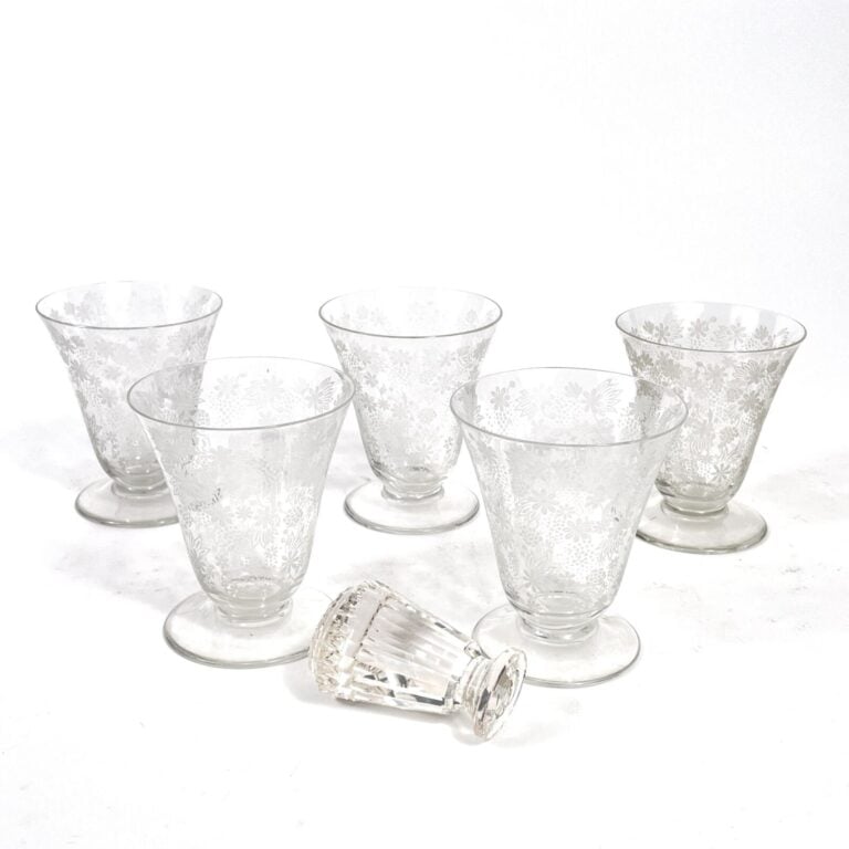BACCARAT - 5 verres tulipes gravés de fleurettes - On joint un cachet en crista…