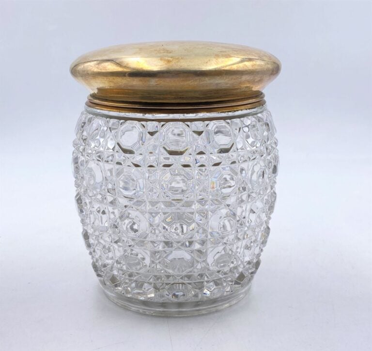 BACCARAT. POT A BISCUITS en cristal taillé à pointes de diamant et pastilles ;…