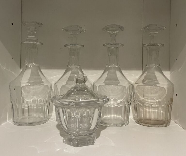 BACCARAT.LOT de 4 CARAFES en cristal (un bouchon inadapté) et un POT COUVERT -…