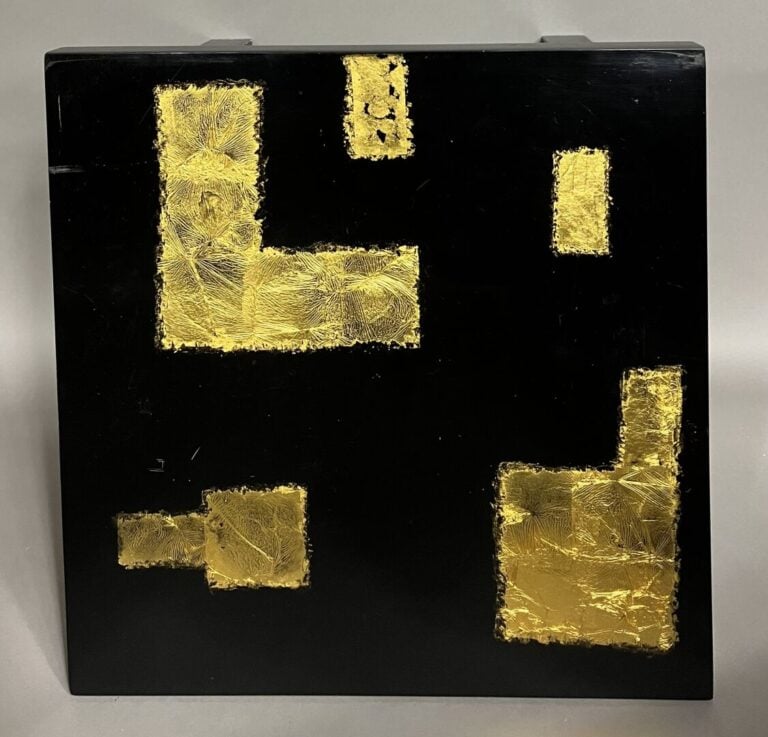 Bout de canapé de forme carrée en bois laqué noir pailleté doré nuancé - 40 x 5…