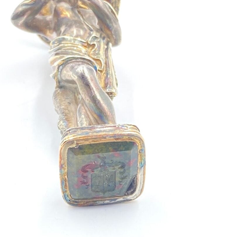 CACHET en bronze argenté "Femme aux serpents" avec sceau en pierre dure aux arm…