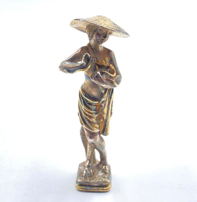 CACHET en bronze argenté "Femme aux serpents" avec sceau en pierre dure aux arm…
