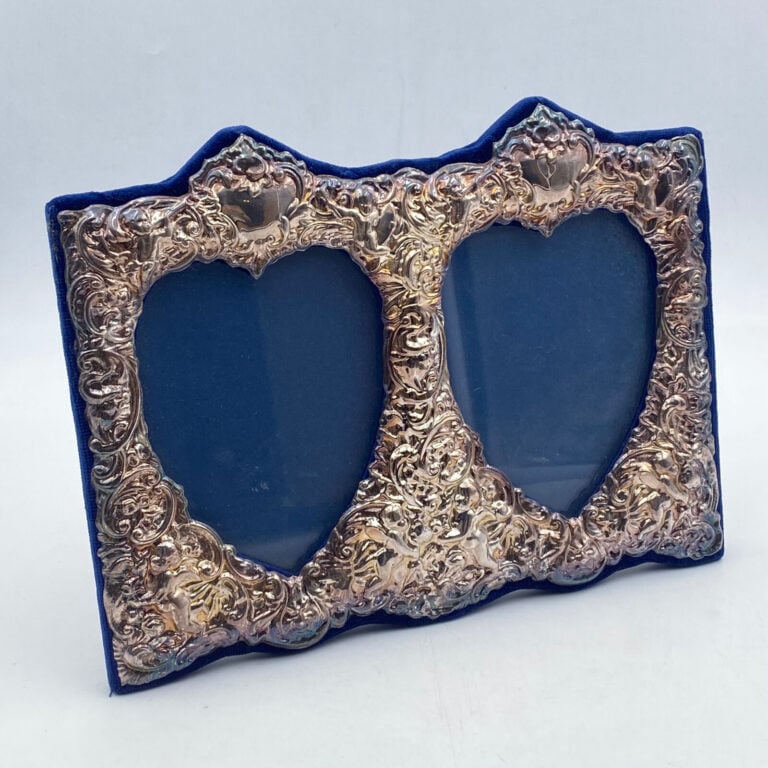 Cadre en métal anglais à décor repoussé, deux vues - H. 19 cm L : 26cm - - Lot…