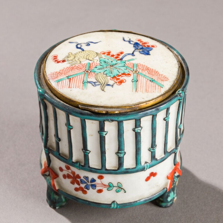 CHANTILLY - Encrier à décor polychrome de style kakiemon - (Accident à un pied)…