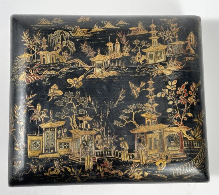 CHINE. BOITE en bois laqué noir à décor de personnages dans un paysage de pagod…
