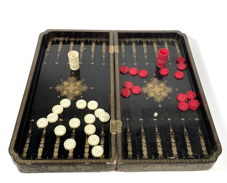 CHINE - Jeu d'échecs et backgammon en bois laqué et doré - Fin XIXème siècle -…