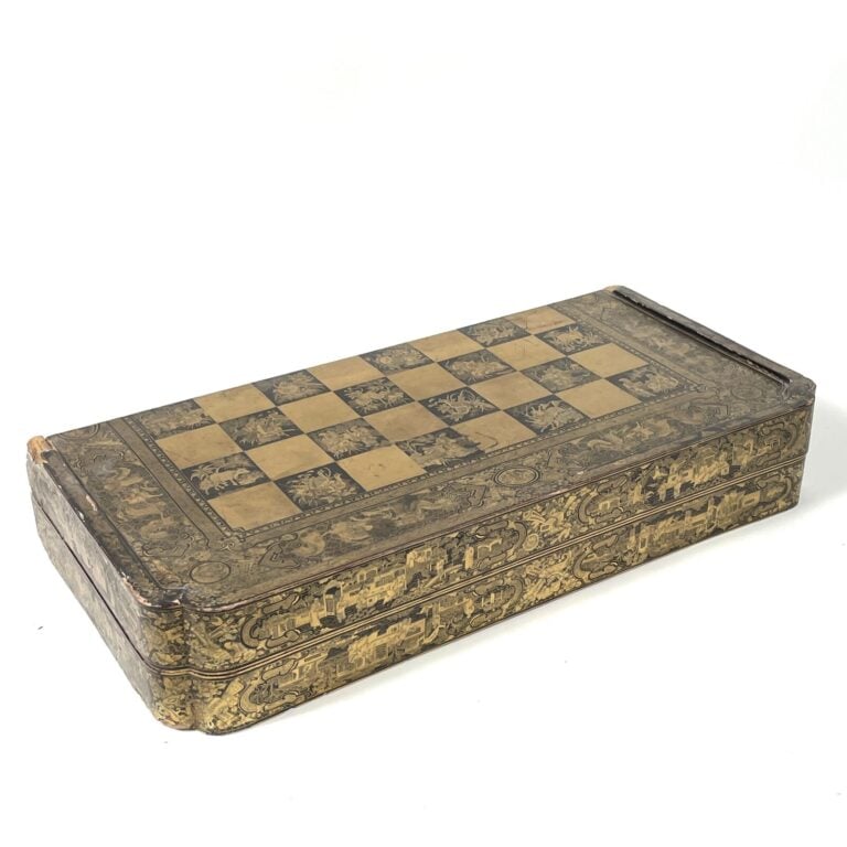 CHINE - Jeu d'échecs et backgammon en bois laqué et doré - Fin XIXème siècle -…