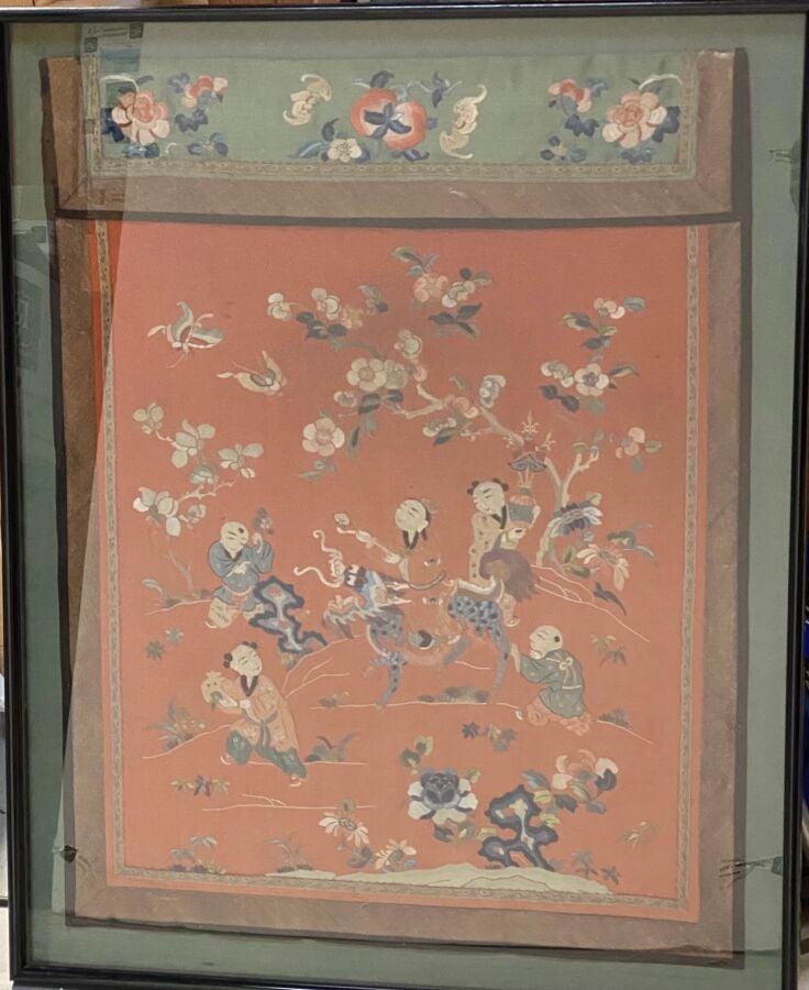 CHINE - Personnages parmi des fleurs brodés sur fond de soie corail - Deux text…