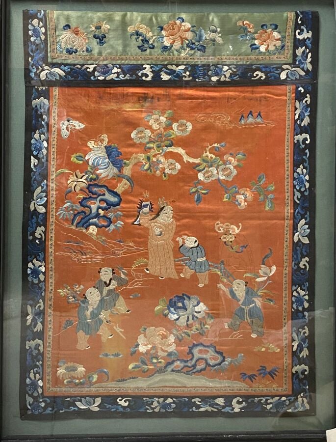 CHINE - Personnages parmi des fleurs brodés sur fond de soie corail - Deux text…