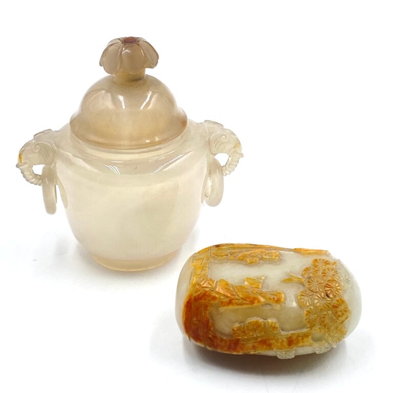CHINE - XIXe siècle - Ornement en jade (néphrite) céladon et sculpté dans une v…