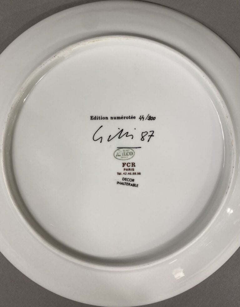 Claude GILLI (1938-2015), d'après - Assiette en porcelaine à décor de tubes de…