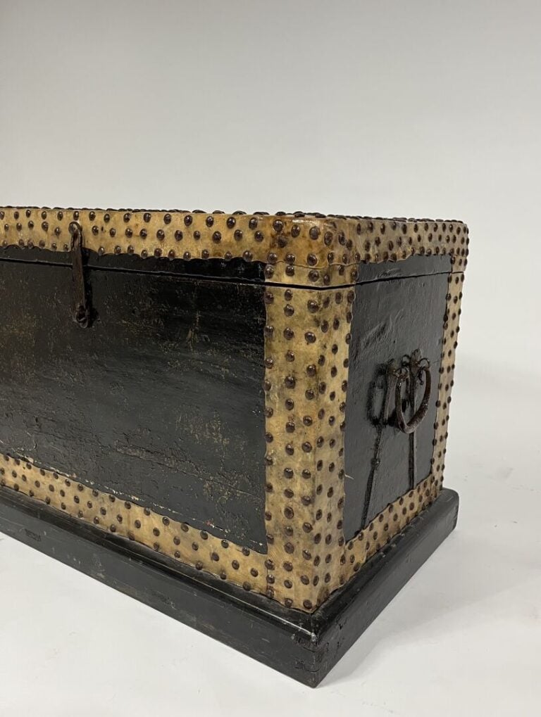 Coffre de forme rectangulaire en bois noirci gainé de vélin clouté, les charniè…