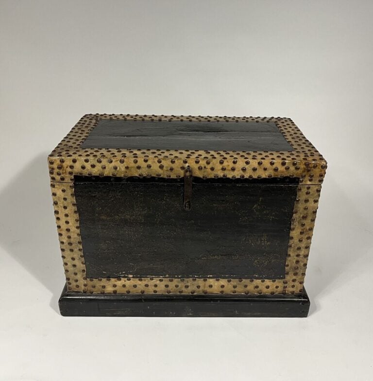 Coffre de forme rectangulaire en bois noirci gainé de vélin clouté, les charniè…