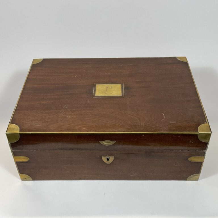 COFFRET de marine en acajou ; les angles, entrées de serrure en laiton doré ; p…