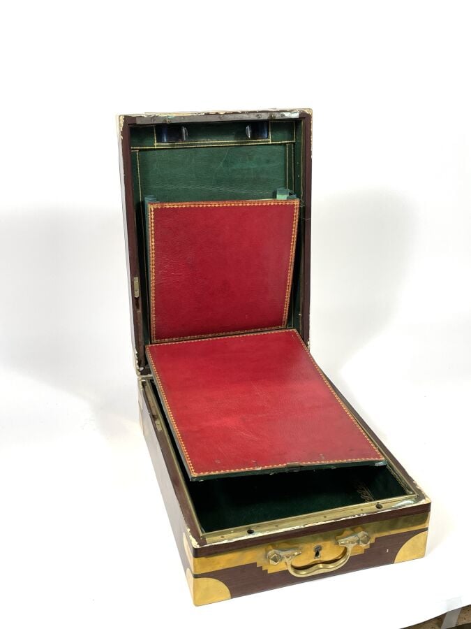 COFFRET en acajou à deux poignée de tirage, garni de laiton : il ouvre dans sa…