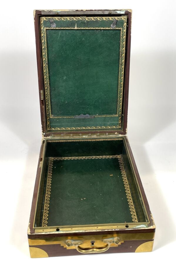 COFFRET en acajou à deux poignée de tirage, garni de laiton : il ouvre dans sa…