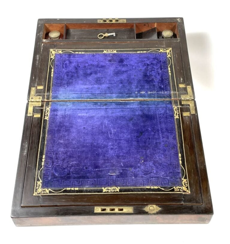 COFFRET en bois de placage formant écritoire(23.5 x 35.5 x 15 cm) - on joint un…