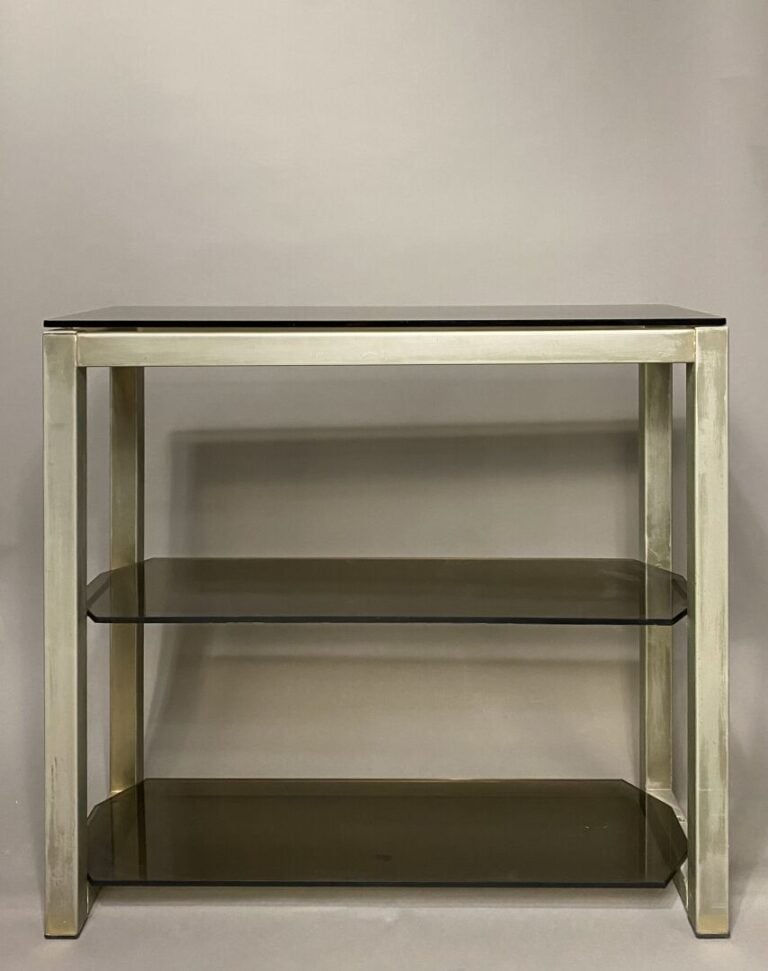 Console en métal et verre fumé à trois plateaux dont deux biseautés - Travail a…