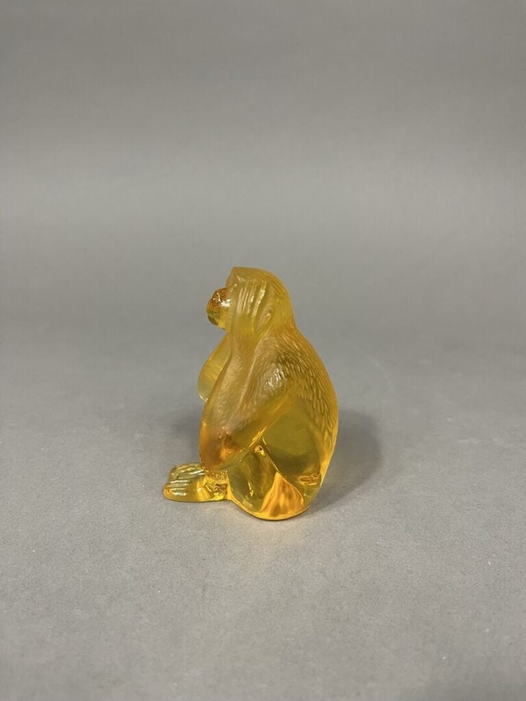 DAUM France - Sujet Singe en cristal moulé pressé orange, partiellement satiné…