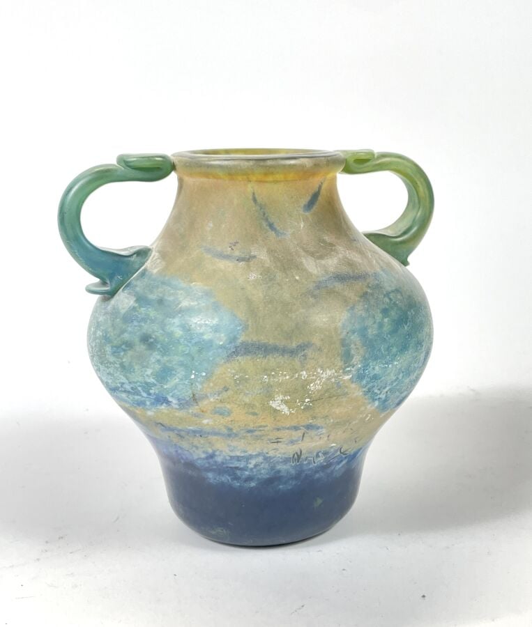 DAUM NANCY - VASE" Amphore" en verre marmoréen bleu et jaune à deux anses appli…