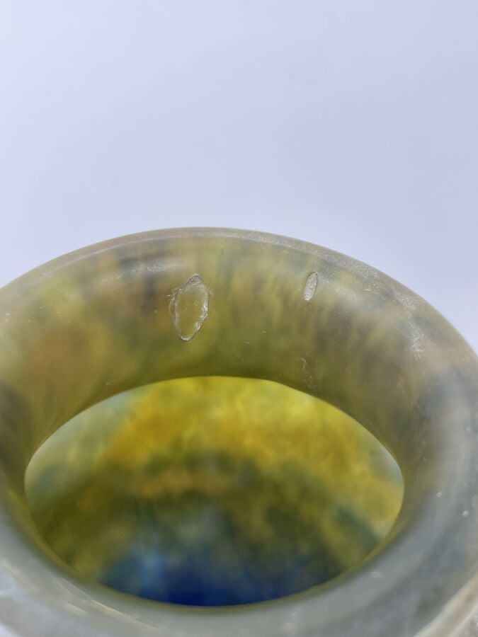 DAUM NANCY - VASE" Amphore" en verre marmoréen bleu et jaune à deux anses appli…