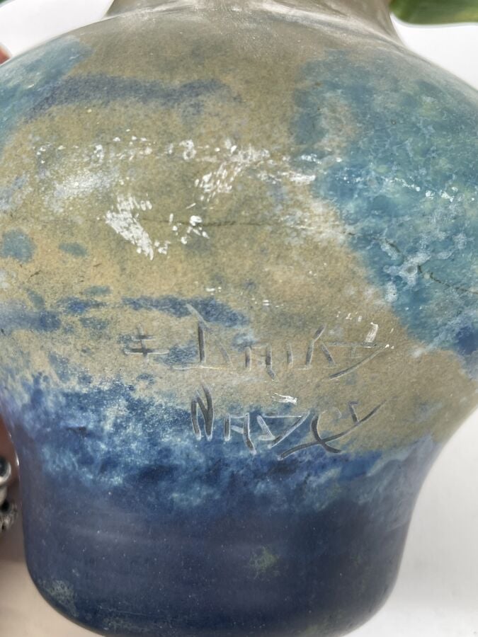 DAUM NANCY - VASE" Amphore" en verre marmoréen bleu et jaune à deux anses appli…