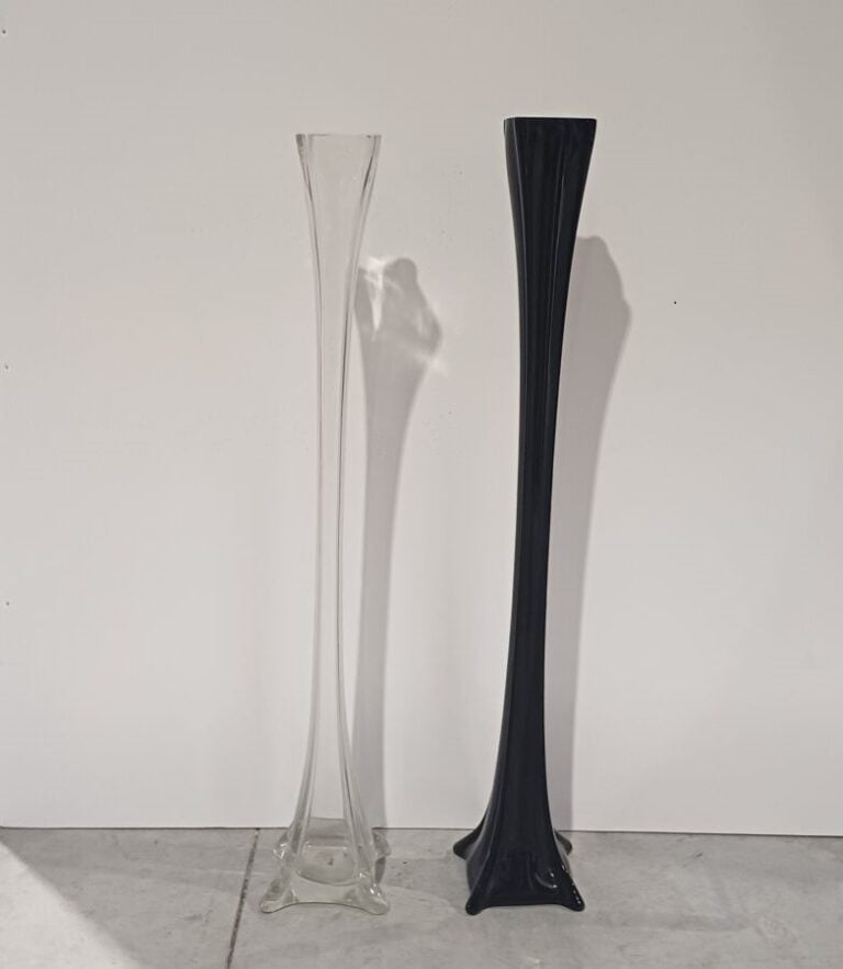 Deux grands vases soliflores en verre l'un noir et un transparent - Hauteur : 1…
