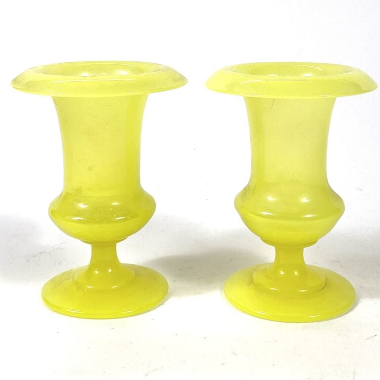 Deux VASES MEDICIS en verre jaune - Hauteur : 12 cm - - Lot à retirer à : - PAN…