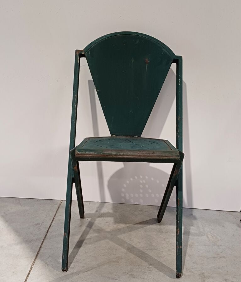 Ensemble de 12 CHAISES en métal laqué vert, l'assise perforée. - 79 x 33 x 36 c…