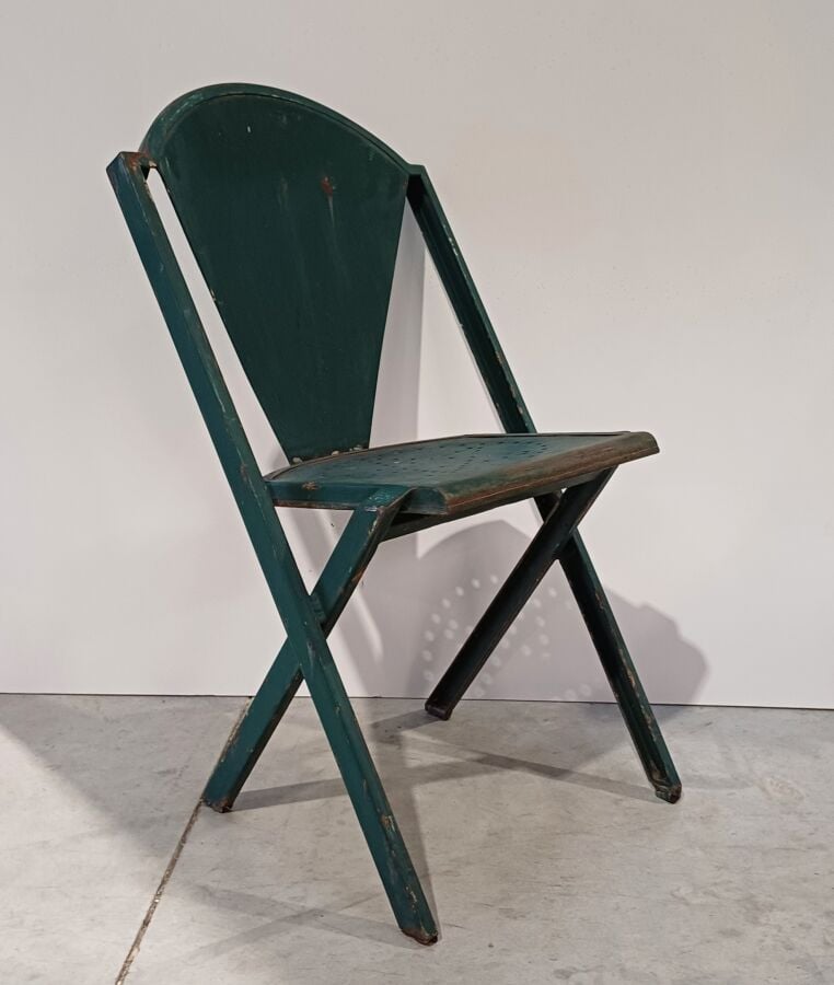 Ensemble de 12 CHAISES en métal laqué vert, l'assise perforée. - 79 x 33 x 36 c…
