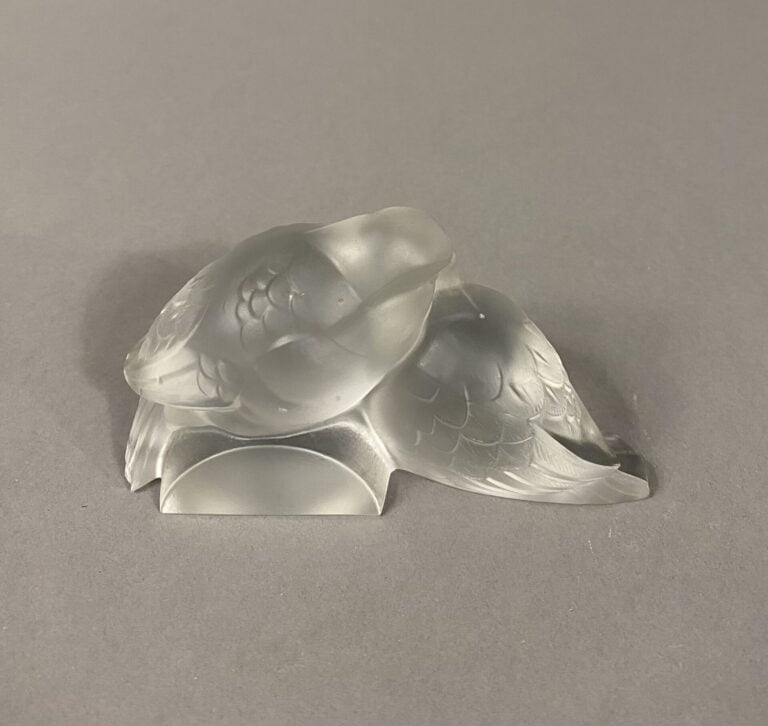 FERJAC France - Couple d'oiseaux en verre pressé - Signé - H: 7.5 cm - (éclats)…