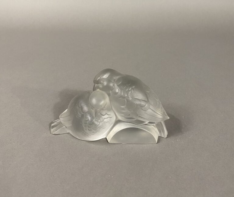 FERJAC France - Couple d'oiseaux en verre pressé - Signé - H: 7.5 cm - (éclats)…
