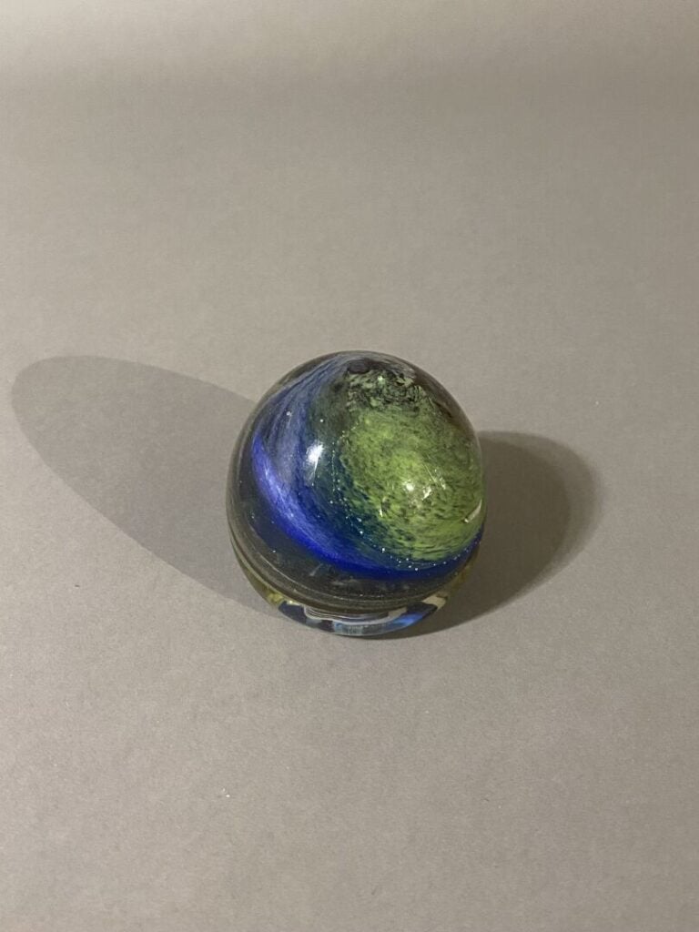 Georges CASTELLINO (XXe) - Presse-papier en verre soufflé et spiralé - Signé -…