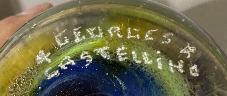 Georges CASTELLINO (XXe) - Presse-papier en verre soufflé et spiralé - Signé -…