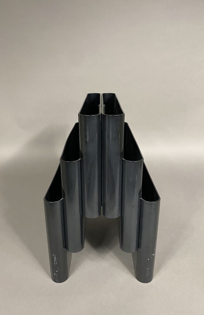 Giotto STOPPINO (1926-2011) - KARTELL - Porte-revues en résine noir à quatre co…