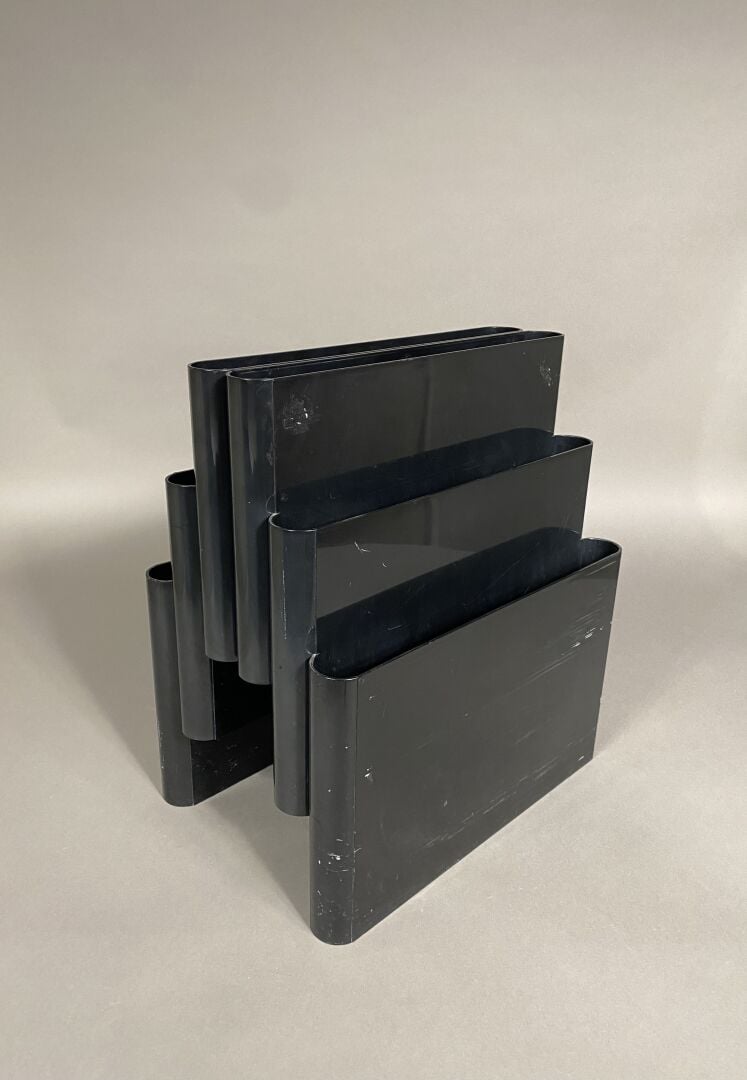 Giotto STOPPINO (1926-2011) - KARTELL - Porte-revues en résine noir à quatre co…