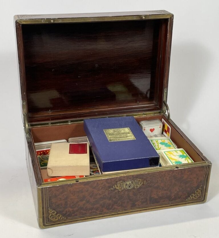 Grand COFFRET à poignées de tirage en placage de loupe incrusté de filets de la…