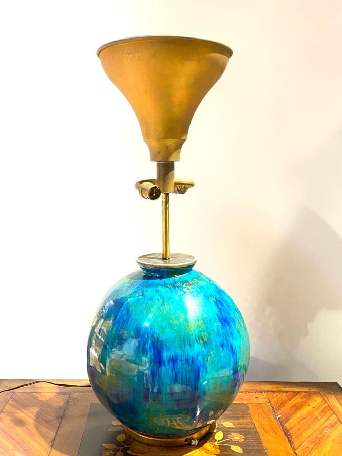Grand vase en céramique émaillée bleu foncé sur fond turquoise et inclusions or…