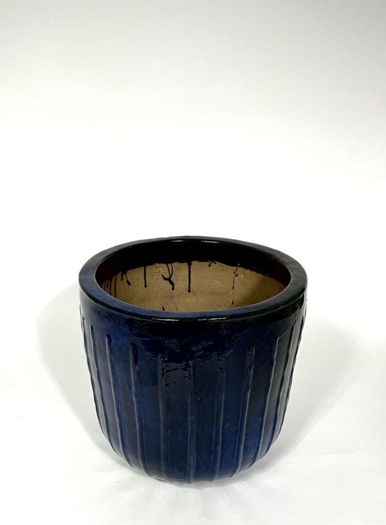 Importante paire de cache-pots en terre cuite émaillée dans les tons bleu nuit…