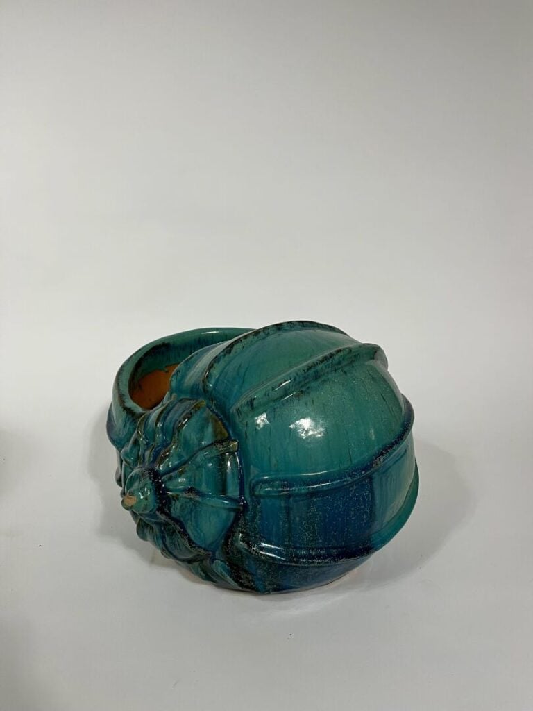 Importante paire de jardinières en forme de coquillage en terre cuite vernissée…