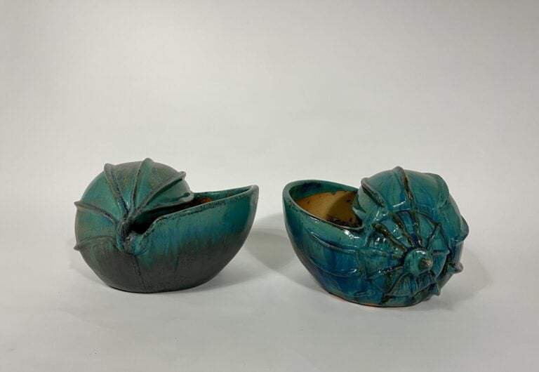 Importante paire de jardinières en forme de coquillage en terre cuite vernissée…