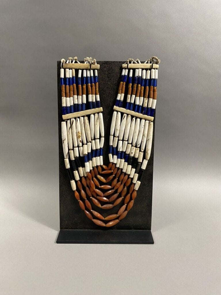 INDE, Nord-Est, Nagaland - Collier Naga formé de neuf rangs de perles de verre…