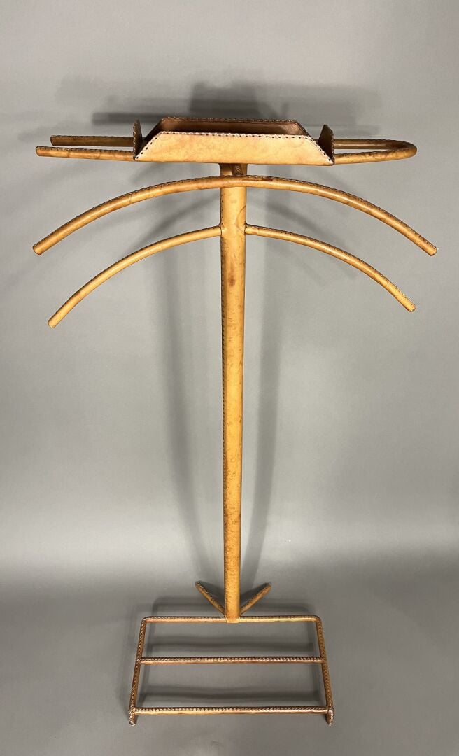 Jacques ADNET, dans le goût - Valet de nuit en métal gainé de cuir naturel, sur…