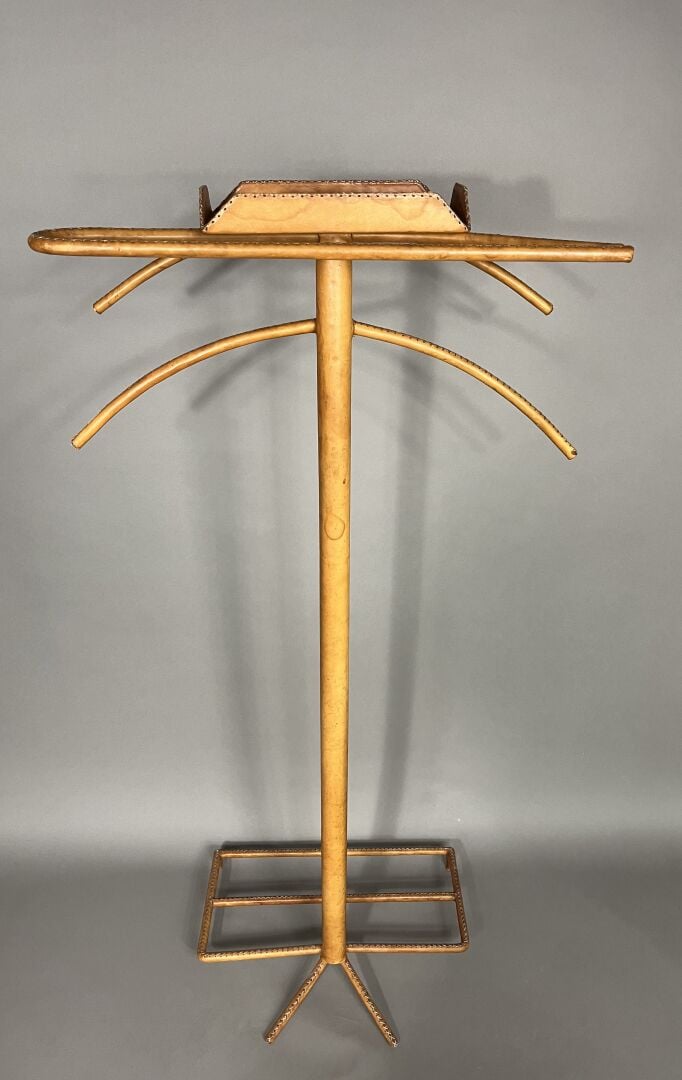 Jacques ADNET, dans le goût - Valet de nuit en métal gainé de cuir naturel, sur…