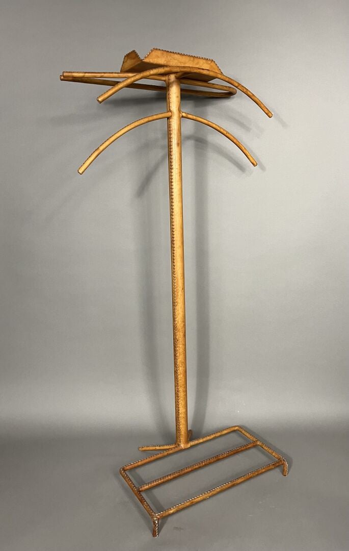 Jacques ADNET, dans le goût - Valet de nuit en métal gainé de cuir naturel, sur…