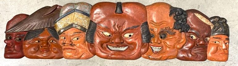 JAPON. FRISE en bois sculpté à décor en bas-relief de têtes de personnages de t…
