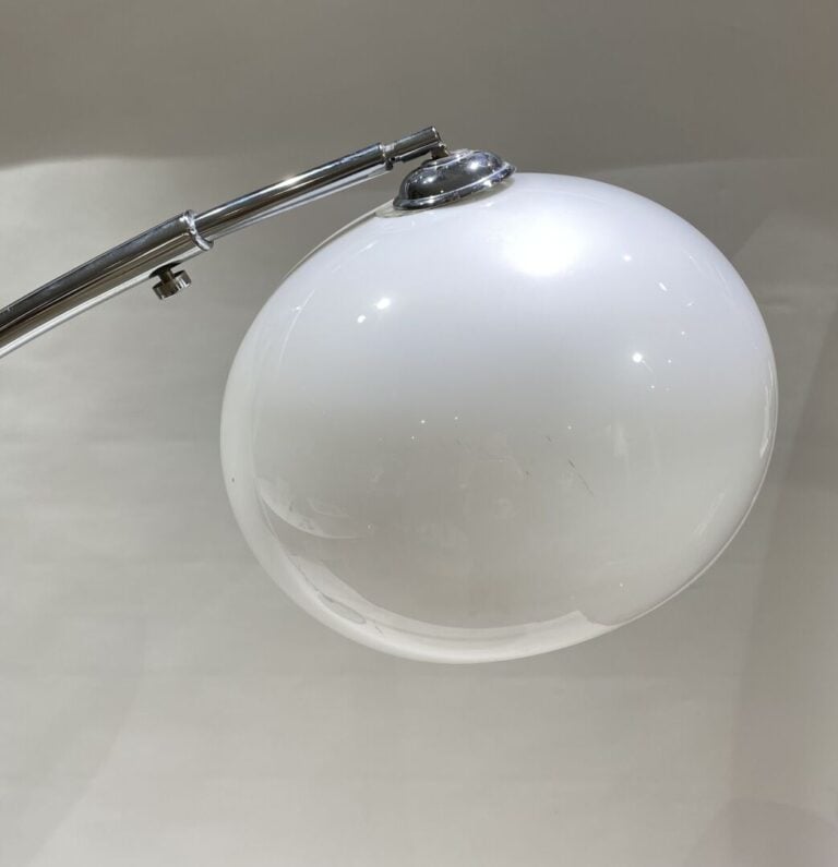 KNOLL, dans le goût - Lampadaire à fût en métal chromé et globe en plastique bl…
