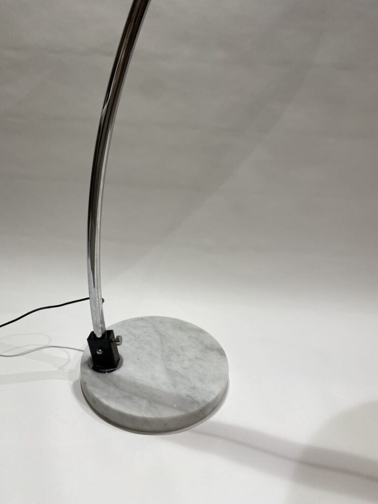 KNOLL, dans le goût - Lampadaire à fût en métal chromé et globe en plastique bl…